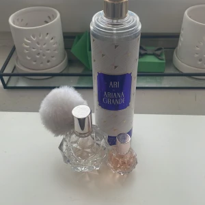 Ari by Ariana Grande parfymset - Säljer ett parfymset från Ariana Grande med doften Ari. Setet innehåller en 30 ml parfym, en mindre matchande flaska samt en body mist.