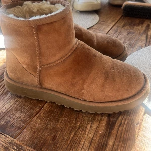 ÄKTA UGG boots i mocka storlek 35/36 - ÄKTA:Mysiga bruna UGG boots i mjuk mocka med varmt foder inuti, är storlek 35/36. Ganska bra skick.