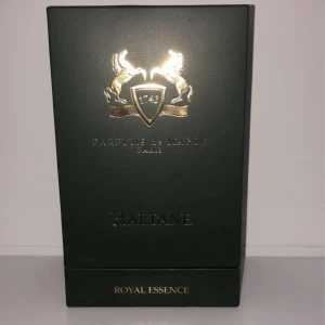 Parfums de Marly Haltane Royal Essence EdP 125ml - Lyxig herrparfym i mörkgrön flaska med guldfärgat lock från Parfums de Marly. Haltane Royal Essence är en exklusiv Eau de Parfum på 125 ml, känd för sin eleganta och sofistikerade doftprofil. Perfekt för dig som vill sticka ut med en unik signaturdoft. 115ml kvar. 