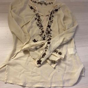 Blus - Säljer en blus från VILA är i cräm vit,använd några gånger 💕