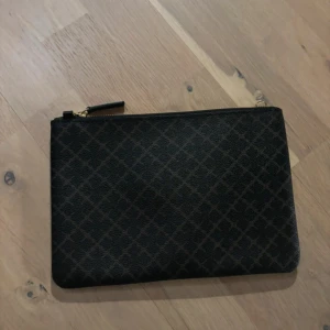 By Malene Birger Clutch/Väska - Har en medföljande axelbandsrem, ser helt ny ut!💓Nypris 900 (svart,brun)