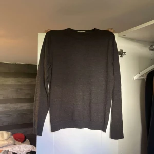 Mörkgrå stickad tröja These glory days - En enkel och stilren mörkgrå stickad tröja med rund halsringning och långa ärmar. Perfekt för lager-på-lager och passar till det mesta i garderoben.