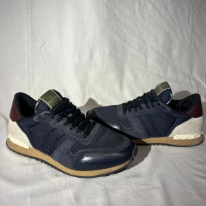 Valentino Rockrunner - Väldigt snygga och trendiga valentino rockrunners i bra skick, perfekta för vintern. Storlek 44. Hör av er vid frågor!