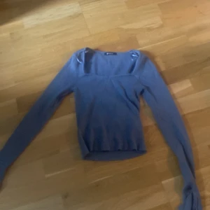 Tröja från ginatricot - Säljer en ribbad topp från Gina Tricot i storlek S. har långa ärmar, fin ringning och är figurnära i modellen. Grå/blå färg skulle jag säga❤️