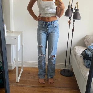 Håliga jeans Zara - Midrise raka jeans från Zara.