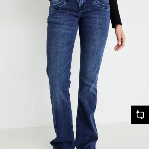 Blå bootcut jeans från LTB - Säljer ett par klassiska blå bootcut jeans från LTB. Jeansen har låg midja, fem fickor och snygga sömdetaljer. Använda få antal gånger och säljer eftersom att jag har vuxit ur dom!💓pris kan diskuteras 