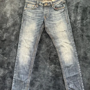 Jack and Jones jeans med slitningar - Tja, säljer dessa Jack and Jones jeans med feta slitningar i storlek 30:32. Slim fit med najs passform. Knappt använda. Hör av er för fler frågor. Mvh Charlie 