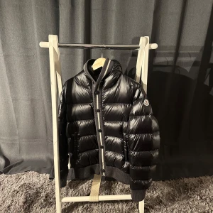 Moncler Cesar - Moncler Cesar Storlek: 1 (S) Skick: 7/10 (Se bilderna) Färg: Svart Hör av er vid fler frågor eller funderingar!😁✌️//Hugo