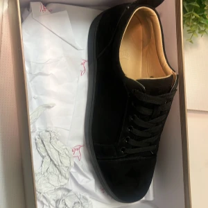 Louis - Säljer nu mina loubotin skor då jag inte använder dom utan dom ba står i mitt rum dem är storlek 42 använda 2 ggr inga skador förutom på sulan så är det lite slitet men inte något som stör skon, kan gå ner i pris vid snabb affär