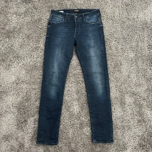 Jack & Jones Jeans - Riktigt snygga och trendiga Jack & Jones Slim/Glenn jeans i en riktigt snygg mörkblå färg och fade. Storlek: W31/L32. Modellen är ca 180cm! Skriv vid frågor!✅ 