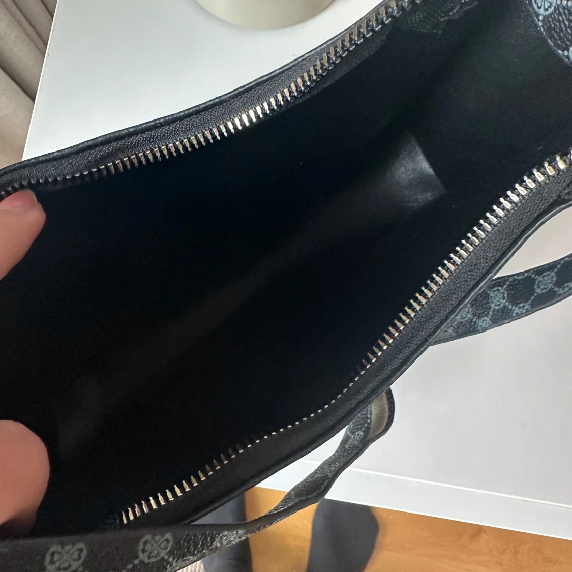 Svart axelväska med monogrammönster  - 1