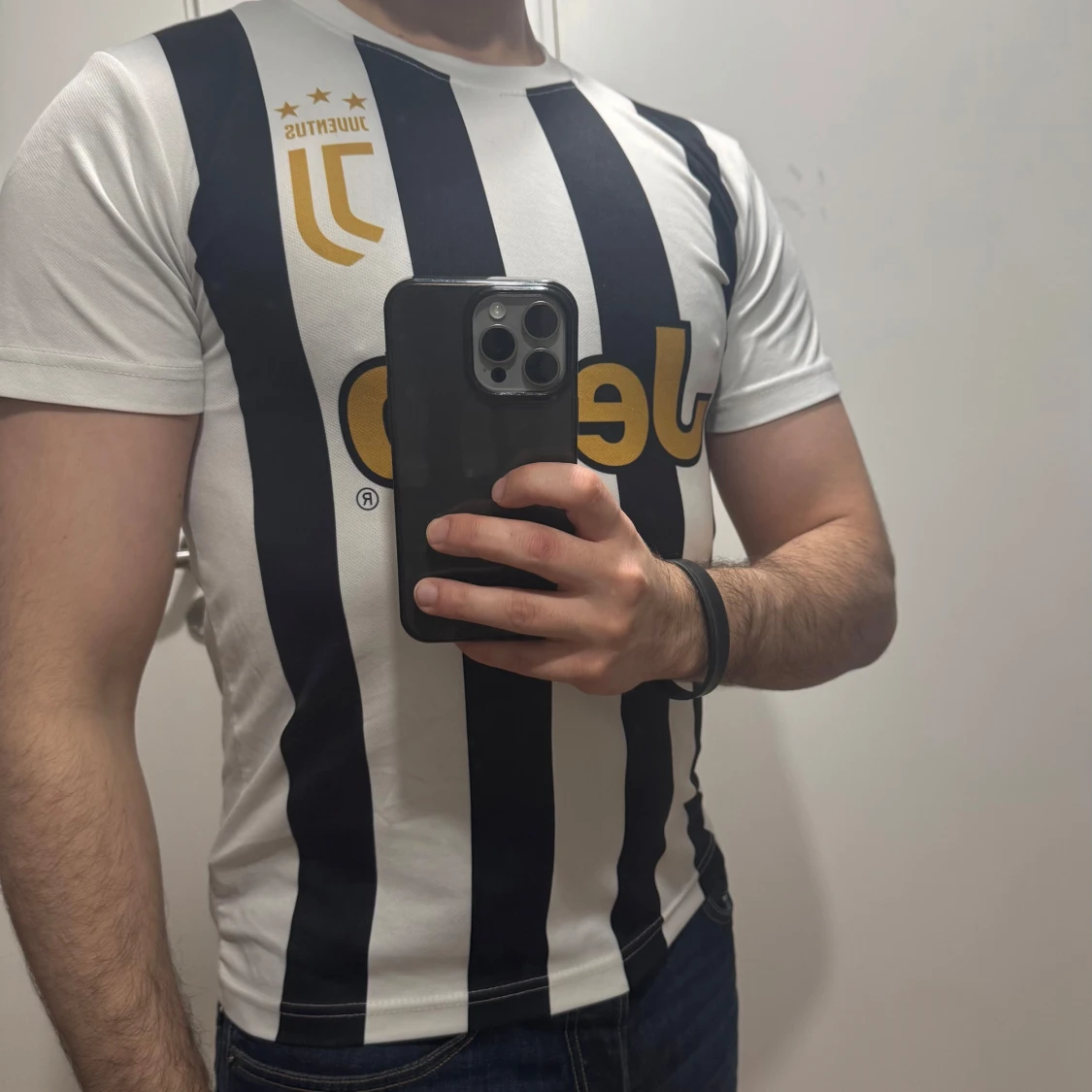 Juventus fotbollströja med svarta och vita ränder