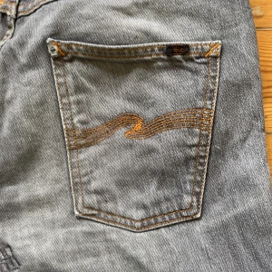 Gråa Nudie jeans  - Ett par gråa Nudie jeans, de är i bra skick förutom en liten lagning som man ser på fjärde bilden, små i storleken och pris kan diskuteras vid snabbt köp