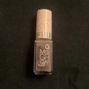 Nagellack - Ett grått nagellack med skimmer i! Använt två ggr. Rabatt vid köp av flera nagellack samtidigt!