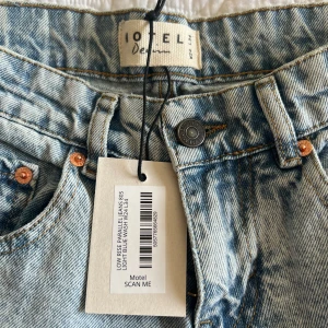 Helt nya Motel, wide leg - Säljer ett par ljusblå jeans från Motel med wide leg-passform och klassisk femficksdesign. De är helt nya och aldrig använda. Säljer pga köpt fel storlek. 