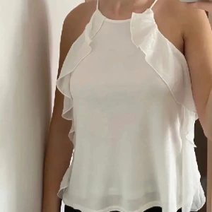 Vit volangtopp - Superfin vit topp med volanger.