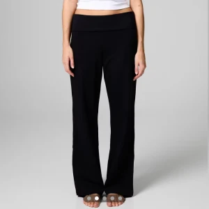 Svarta bootcut mjukisbyxor från Bik Bok - Svarta mjukisbyxor från Bik Bok med bootcut/rak passform och lowwaist. Byxorna har en bred linning och är tillverkade i mjukt material som ger en avslappnad look. Säljer de svarta!!❤️