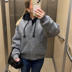 H&M jacka  - Använd nån gång, jättefint skick inget tecken på användning!💕 skriv får frågor! Kan gå ner i pris 💕