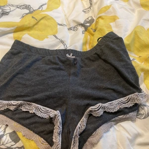 Gråa pyjamas shorts  - Säljer dessa mörkgråa pyjamas shorts från H&M💓 Dom är sjukt sköna att sova i och väldigt fina! Jag har andvänt dom några gånger, de har lite fläckar men jag kommer såklart tvätta innan jag skickar dom! 