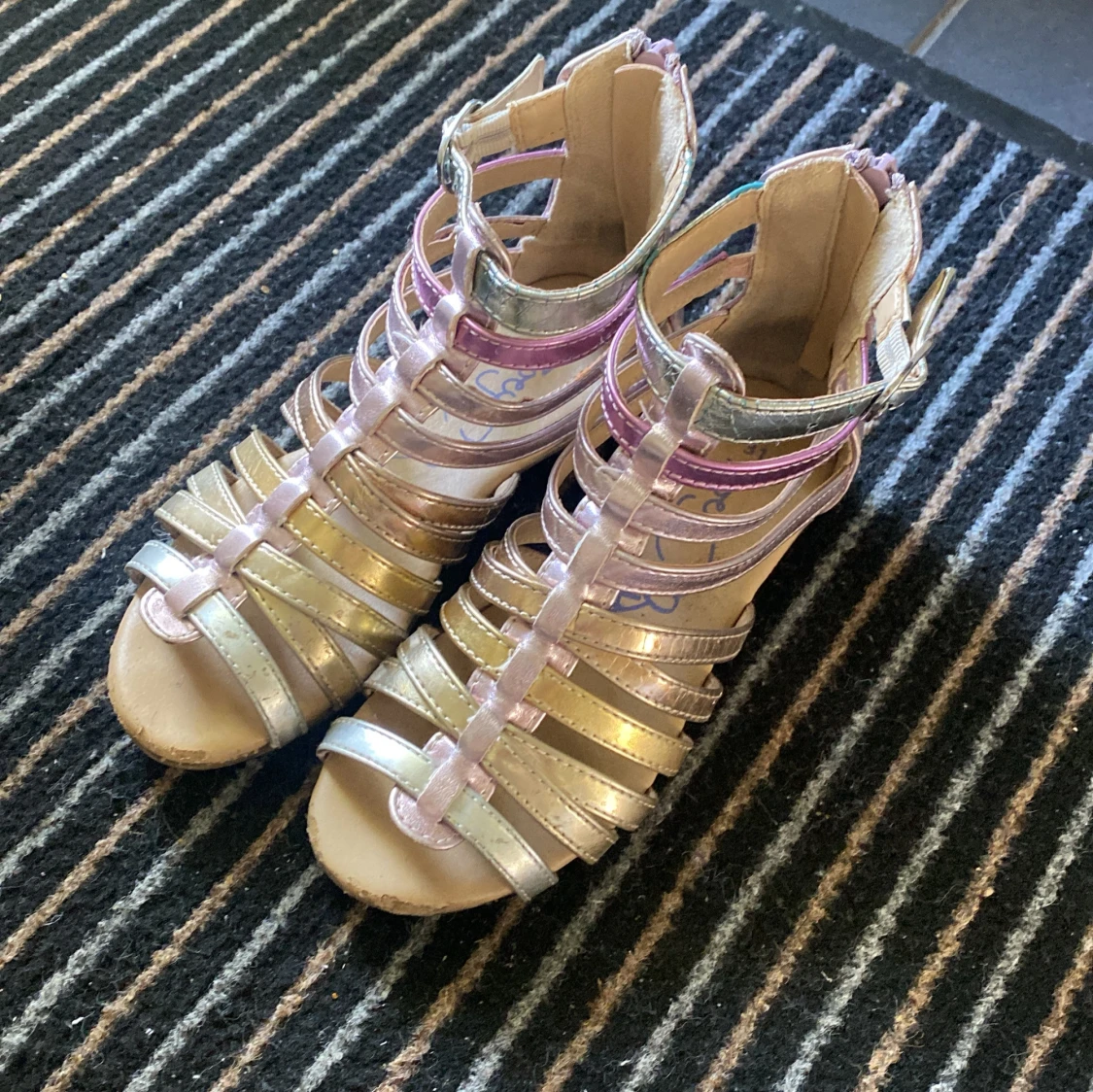 Glittriga sandaler i guld och lila