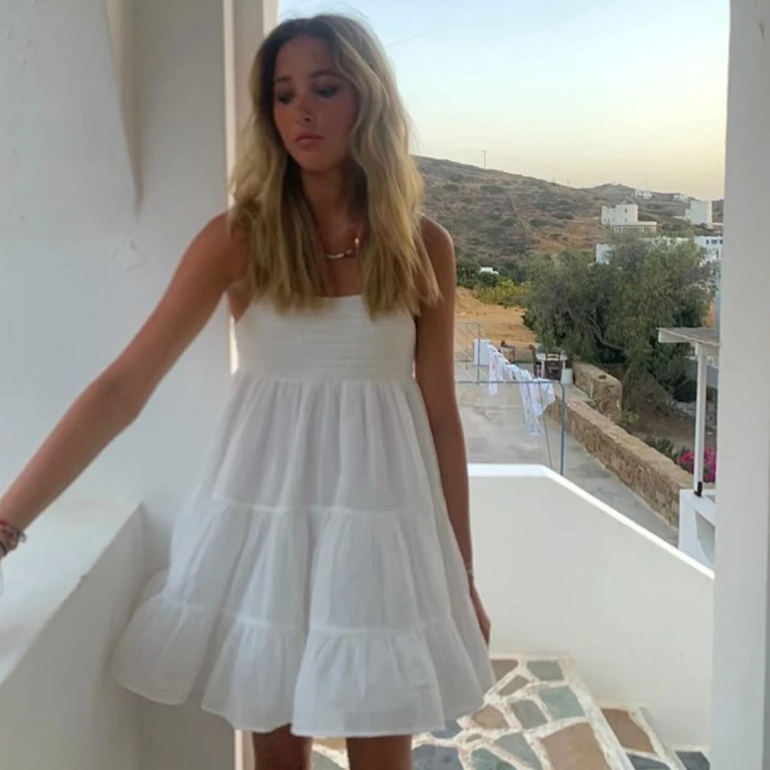 Vit volangklänning med smockliv - 1