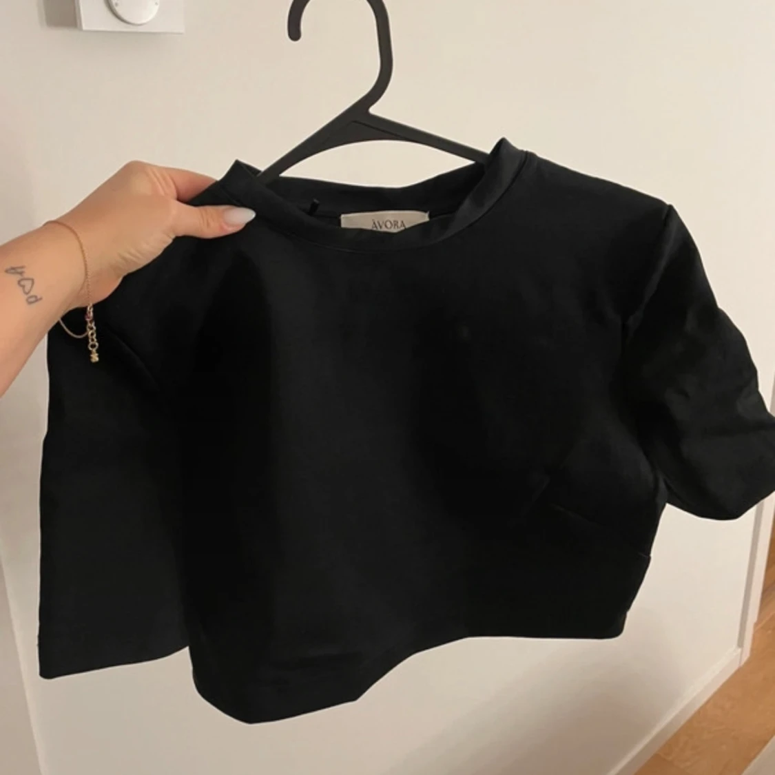 Svart croppad t-shirt från Avora - 2