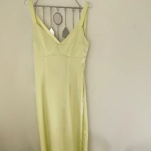 Ljusgul balklänning från KAIIA - Ljusgul Balklänning från KAIIA, superfint formad och vacker rygg! 