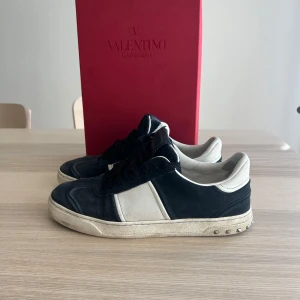 Valentino flycrew  - Säljer ett par riktigt feta Valentinos i mörkblå. De har väldigt mycket kvar o ge och har tappat endas 1 nit. Ny pris 8000-9000. St är 40 men passar upp till 42. Bara komma me frågor och funderingar. Pris kan även diskuteras 