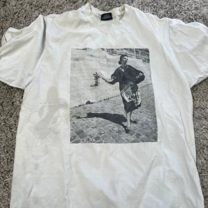 Stüssy paris limited tshirt - Dålig skick sänkt pris. Stl M