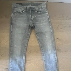 Feta Dondup jeans - Sjukt feta Dondup jeans som tyvärr var försmå för mig så säljer, skicket e jättebra. Storlek 32 passar lite mindre. Kan mötas upp och frakta.