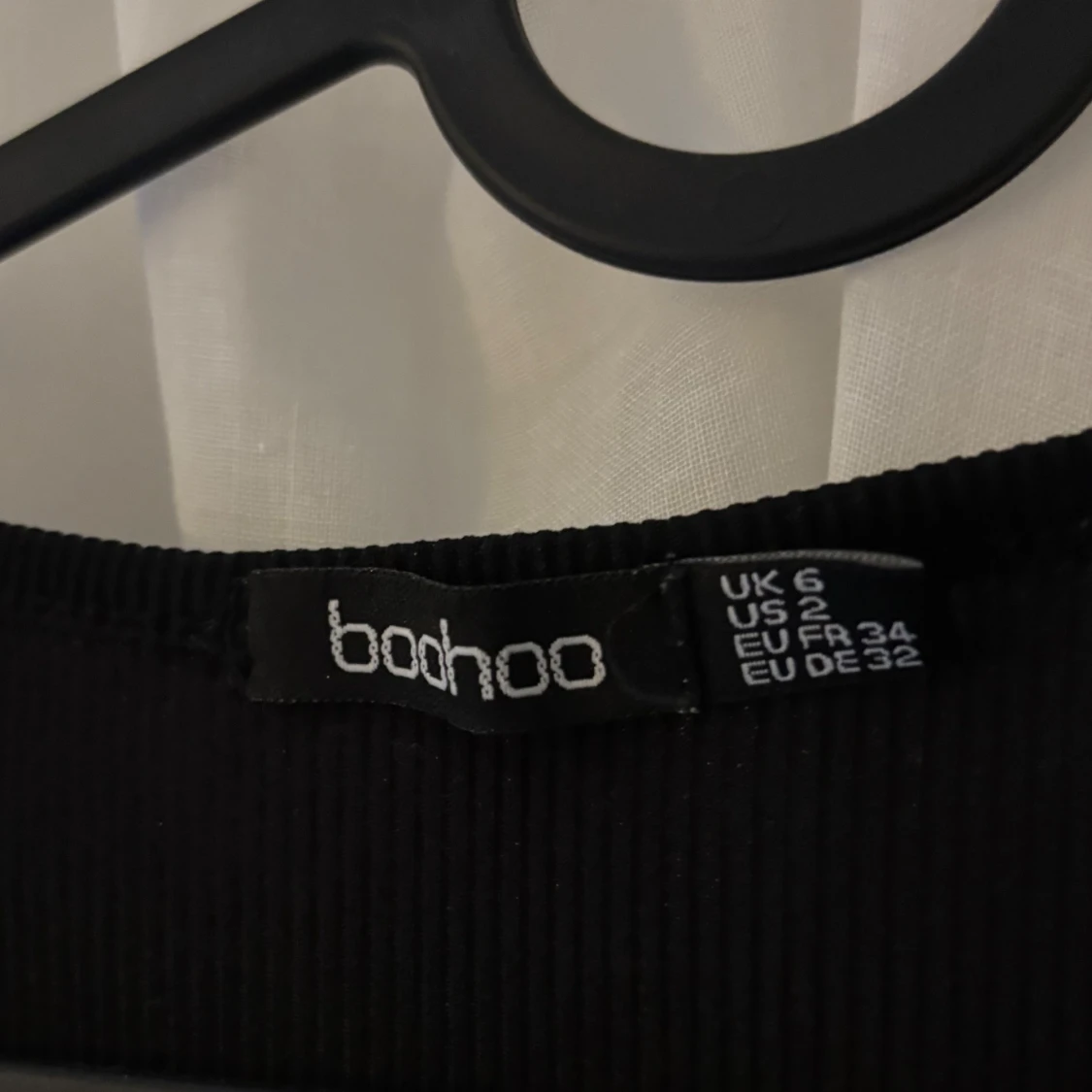 Svart topp med v-ringning från Boohoo - 1