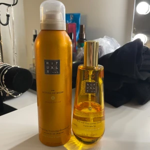 The Ritual of Mehr duschskum och kroppsolja från Rituals - Säljer ett set med The Ritual of Mehr uplifting foaming shower gel och dry oil for your body från Rituals.Perfekt för dig som vill unna dig lite extra lyx i vardagen. Duschskummet är endast testad så den är som ny, oljan är andnöd de bild för mängden