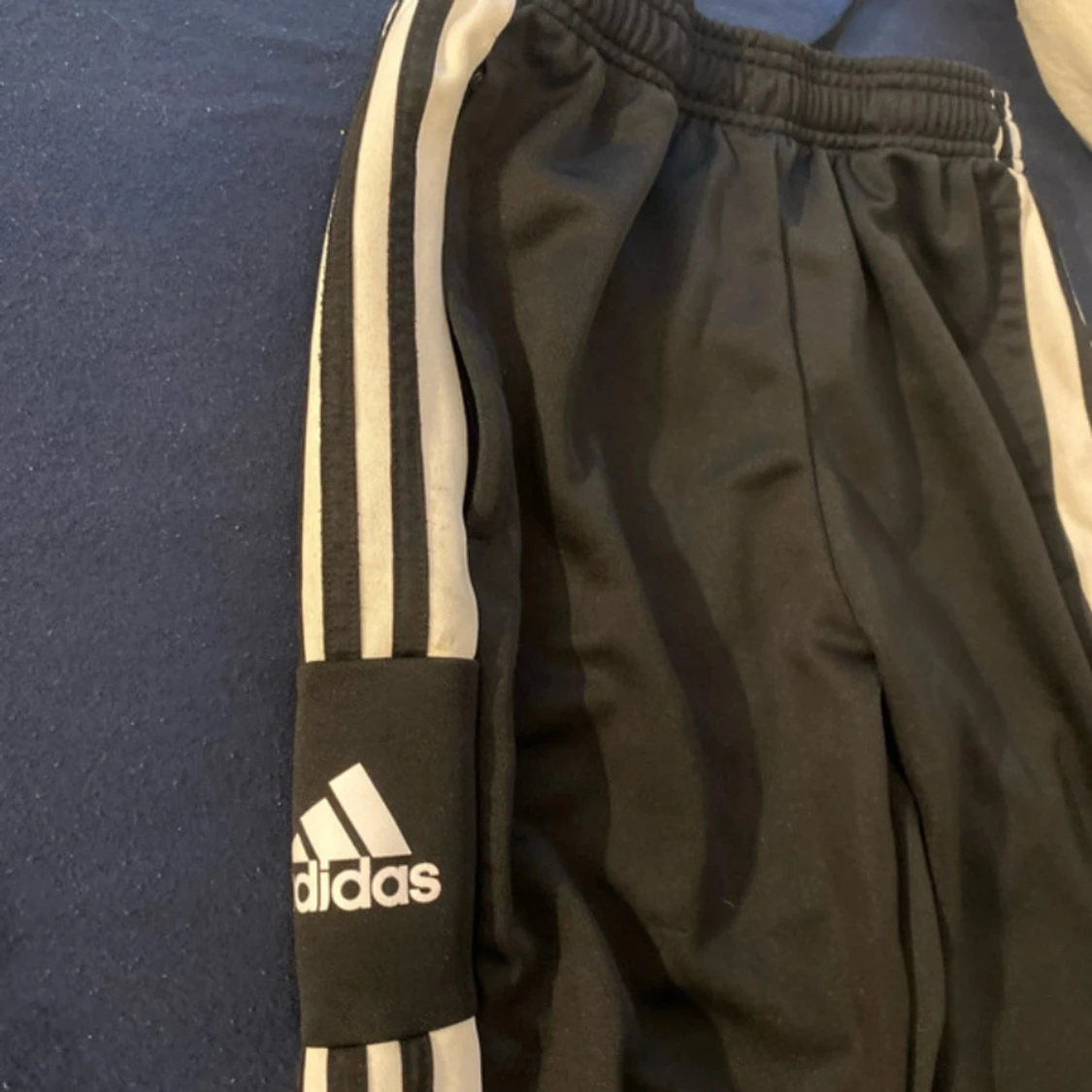 Svarta Adidas träningsbyxor med vita ränder - 1