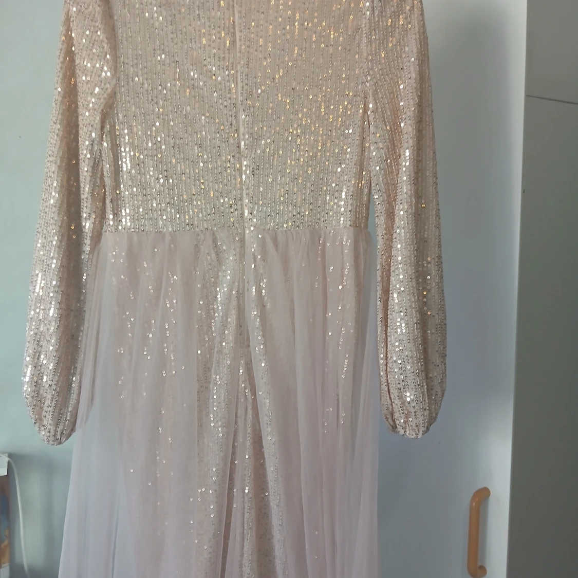 Champagnefärgad långklänning med paljetter - 4