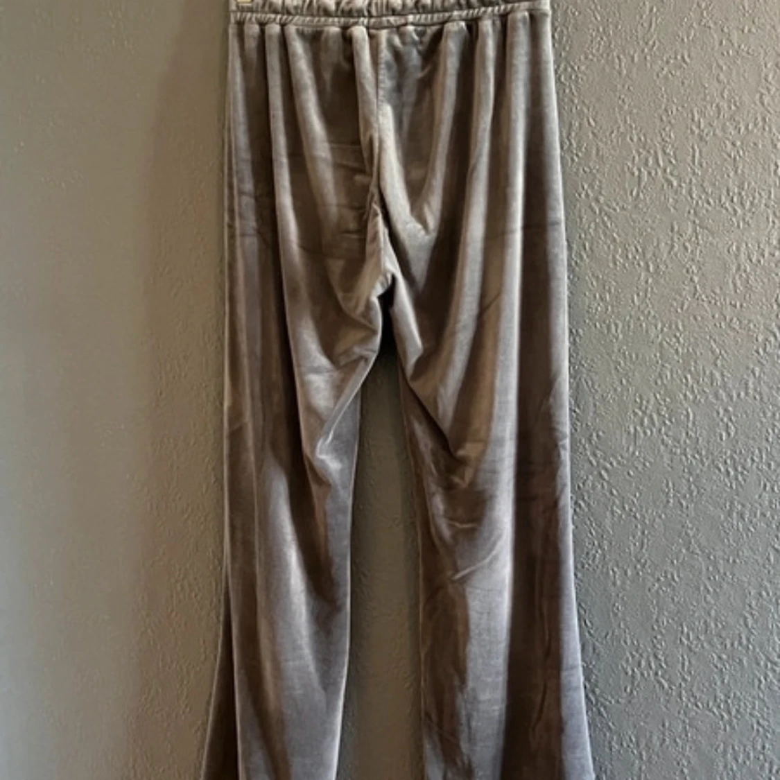 Grå mjukisbyxor i velour från Gina Tricot - 1