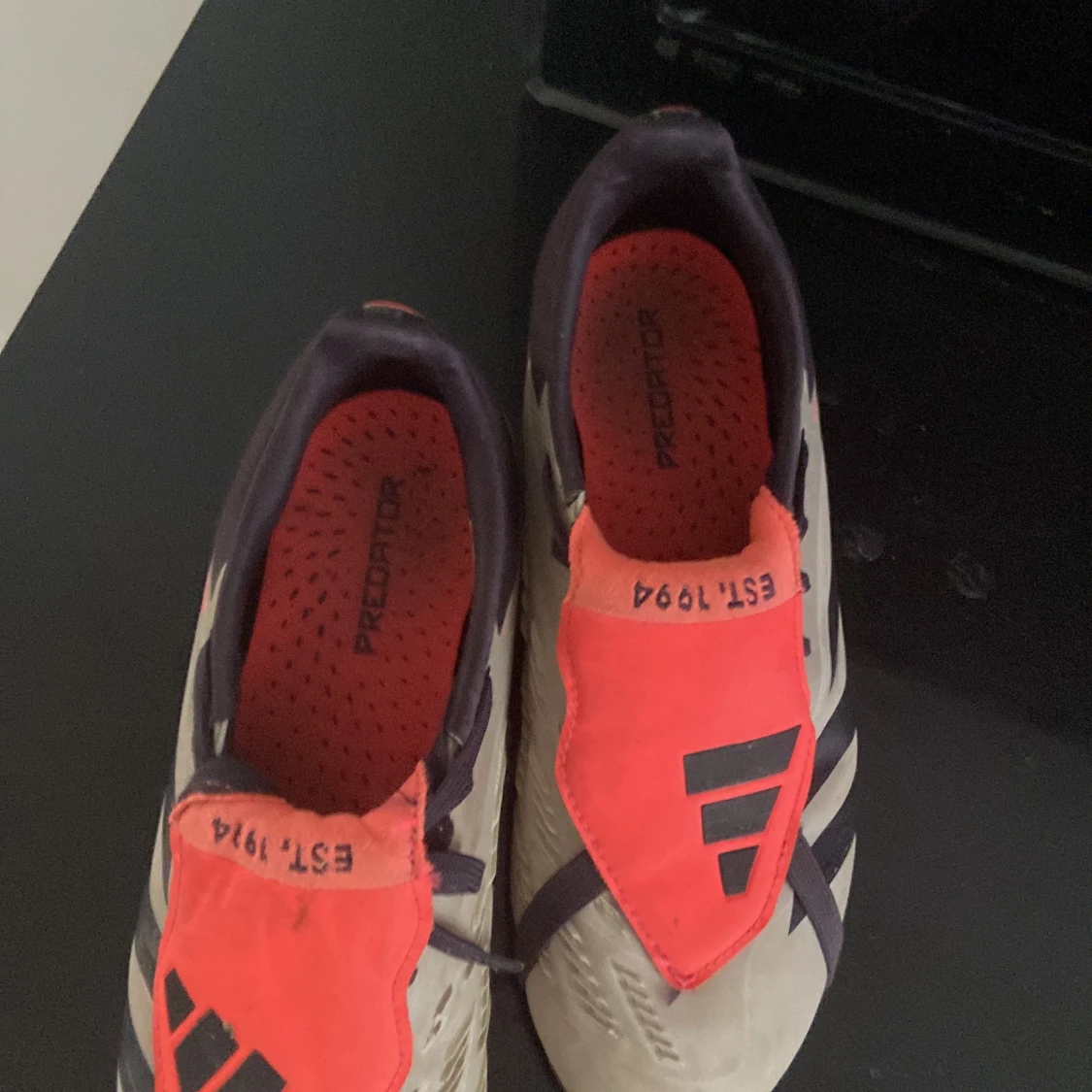Adidas Predator fotbollsskor i grått och rött - 1