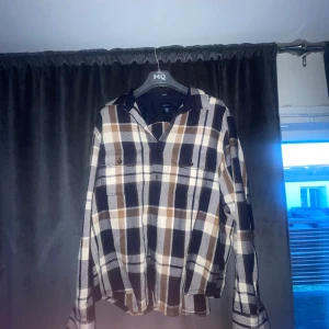 Rutig Gant overshirt  - Hej, säljer nu min Gant overshirt eftersom den ej passar mig längre! Condition är: 9/10 och är knappt använd, nypris närmare 2000kr Hör av dig om du har några frågor!