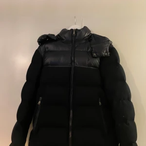 Mörkblå Ralph Lauren dunjacka - Mörkblå quiltat Ralph Lauren dunjacka i storlek M passar 175-185. Skick 8/10.