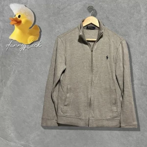 Full zip Ralph Lauren - Säljer denna gråa full zip från ralph lauren. Storlek S. Passar till folk runt 164-175cm. Bra skick. Skriv för flera frågor