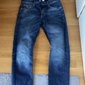 Blå jeans från Calvin Klein Jeans - Säljer ett par  blå jeans från Calvin Klein Jeans i modellen W29. Jeansen har normal passform och raka ben. Har använt dem 5 gånger men säljer för att dom sitter för tajt,gillar inte slim.