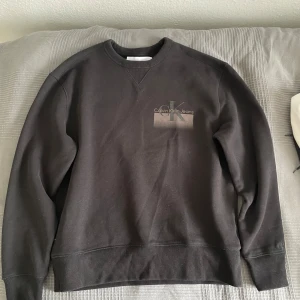 Calvin Klein Svart Sweatshirt Storlek M - Fint passande, Storlek M, säljs då den inte passar mig längre 
