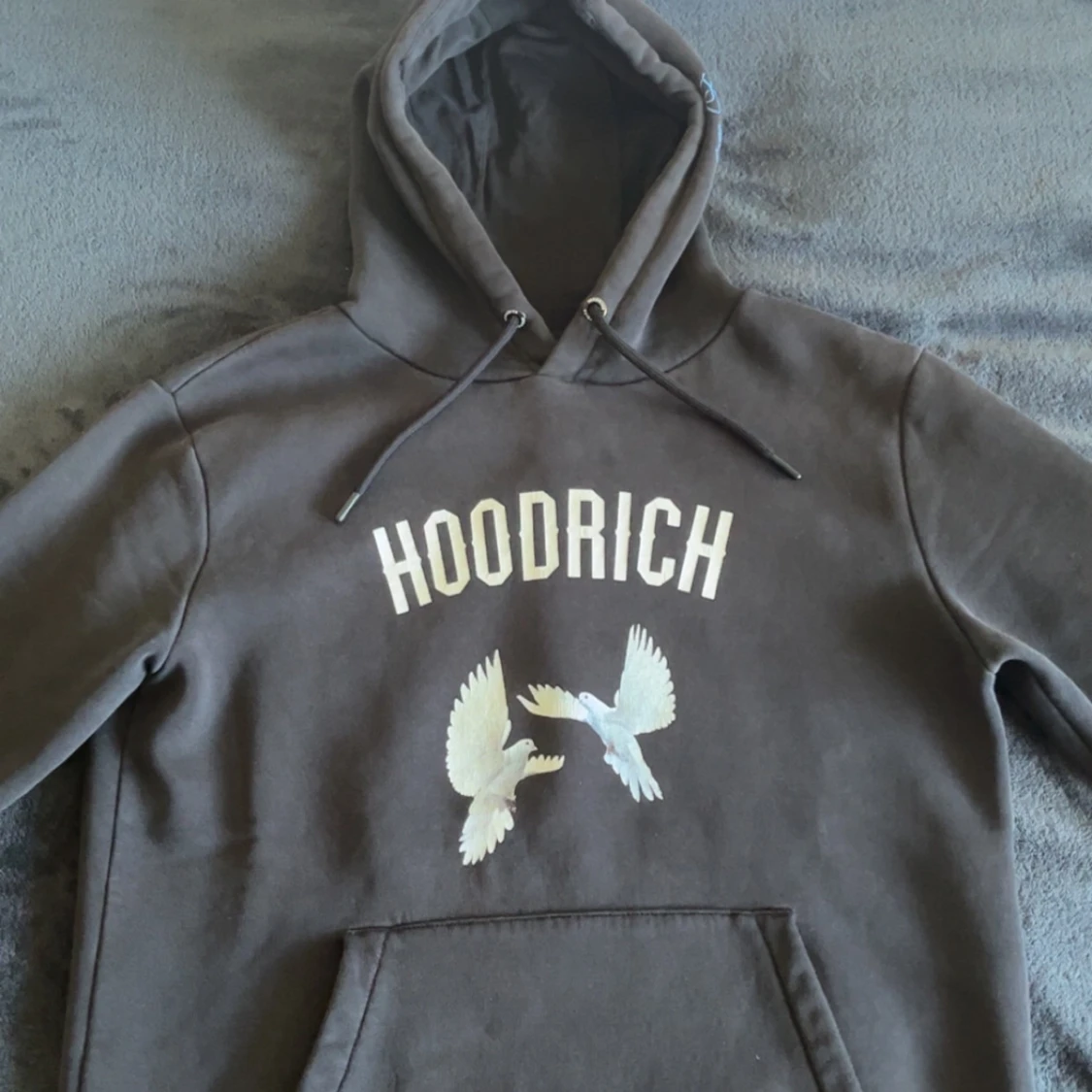 Svart hoodie från Hoodrich med fågeltryck