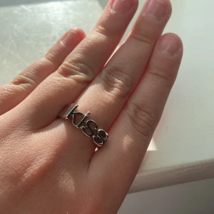 Kiss ring💋 - En jättefin ring med texten kiss älskar denna men har bestämt mig för att byta till guldsmycken💞
