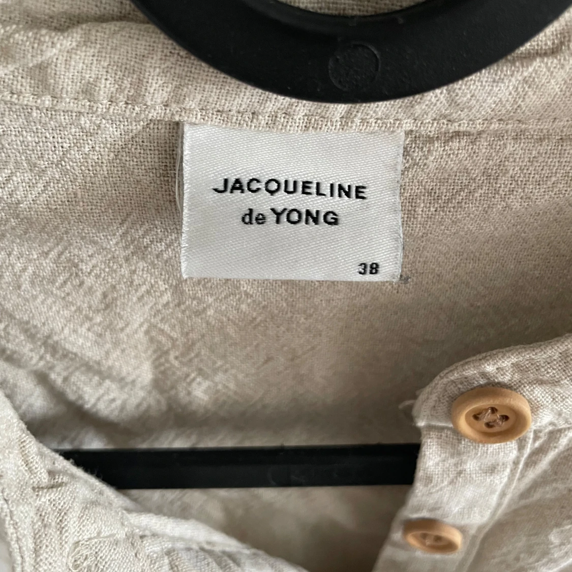 Beige kortärmad klänning med knappar från Jacqueline de Yong - 1