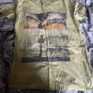 Ljusgul t-shirt med tryck från Jack & Jones - Mycket bra skick