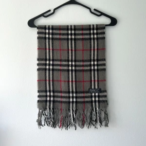 Burberry halsduk grå - Grå rutig Burberry halsduk. Halsduken är äkta. Hör gärna av dig vid minsta fundering😊 Besök gärna min profil för mer trendiga kläder😊