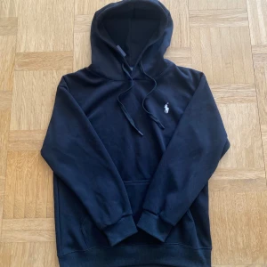 Svart hoodie från Polo Ralph Lauren - Hoddie från polo Ralph lauren som är i storlek M men passar bäst för S. Den är inte använd och är i toppskick.