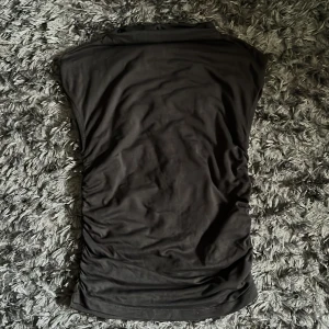 Mörkgrå ärmlös topp från Gina Tricot - Säljer denna mjuka ärmlösa topp från Gina Tricot i storlek XS💕