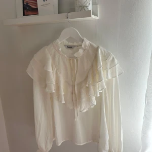 Blus från Kappahl  - Säljer denna blus från Kappahl i storlek S. Endast använd 1 gång✨skriv för fler bilder 