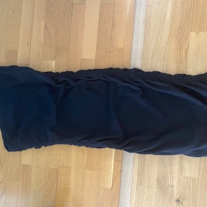 Svart långklänning - Säljer en svart långklänning med enkel och stilren design. Klänningen har en rak passform och är perfekt för dig som gillar minimalistisk stil. Passar till många olika tillfällen och är lätt att matcha med accessoarer.